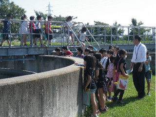 ふれあい水センターで屋外の設備を見学している写真