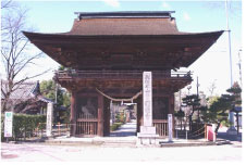 屋外に建つ円鏡寺楼門を正面から撮影した写真