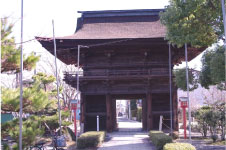 屋外に建つ円鏡寺楼門を背面から写した写真