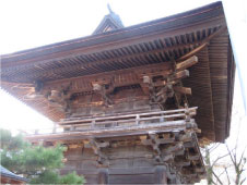 屋外に建つ円鏡寺楼門を斜め下から撮影した写真