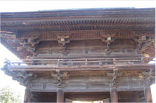 円鏡寺楼門の屋根部分を正面からアップで撮影した写真