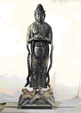 両手を差し出した仏像を正面から撮影した写真