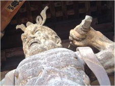 金剛力士像阿形右側面のバストアップを下から撮影した写真