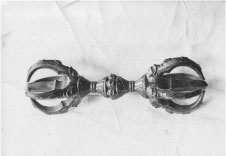 筒の中央がひし形の両端に湾曲した鋭い爪のようなものがある五鈷の白黒の写真