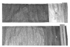 細かい文字が書かれた掛け軸を上下に並べて撮影した白黒の写真