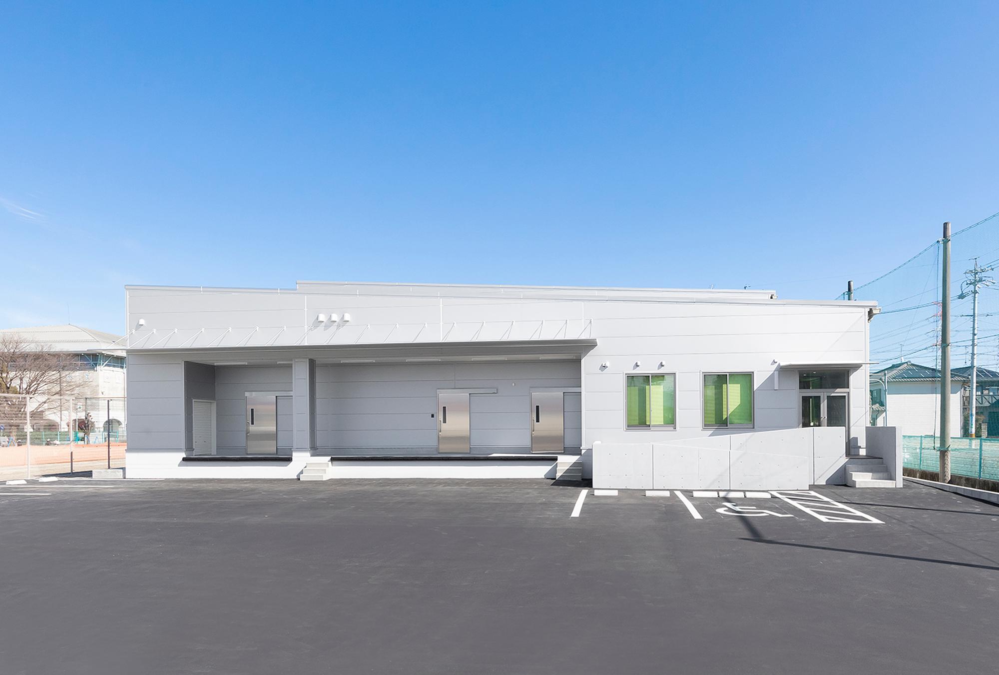 西側より撮影された、北方町給食調理場の建物外観の写真
