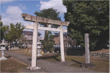 朝日神社の入口にある鳥居を参道の左斜め前から写した全景の写真