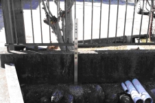柵の内側に設置されている奉行屋敷跡の標柱の写真