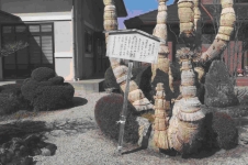 砂利の地面に少し斜めになった白い説明版の昔の写真