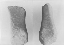 滑らかな表面で持ちやすいように加工されている2つの砥石の白黒の写真