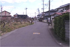 住宅に囲まれたジグザグした形の東山道の写真