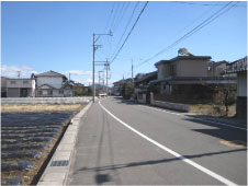 左側に畑があり右側に住宅が立ち並んでいる様子の東山道加茂地区の写真