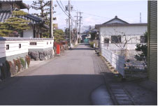 左側に瓦屋根の立派な邸宅があり右側は白いフェンスが設置されている東山道芝原1丁目付近の写真