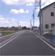 右側にシルバーの車が止まっている家が立ち左側には少し広めな歩道が整備されている北方加茂東方向の写真