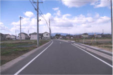 広い道路と歩道が整備され、電柱が立ち並んでいる北方加茂西方向の写真