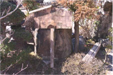 ところどころが欠けている劣化した木製の案内板の写真