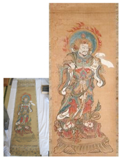切り株に乗った赤と青と緑の服を纏った広目天の掛け軸と拡大した広目天の写真