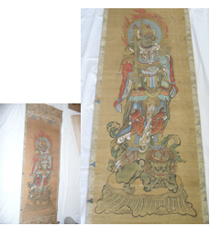 切り株に乗っている赤い甲冑を着た毘沙門天の掛け軸と拡大した巻物の写真