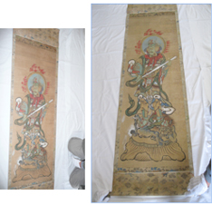 切り株に乗っている槍を持った増長天の描かれた掛け軸と、拡大した写真