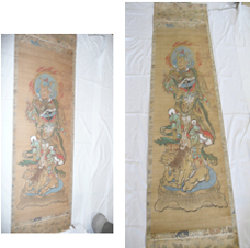 切り株に乗った、緑の甲冑を着た持国天の描かれた掛け軸と拡大した写真