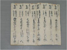 細かい筆文字が書かれた本の見開きを撮影した写真