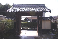 瓦屋根の冠木門を正面から撮影した写真