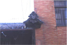 日本家屋とビルとの境目に残された江戸末期に作られた卯建の一部を正面から撮影した写真