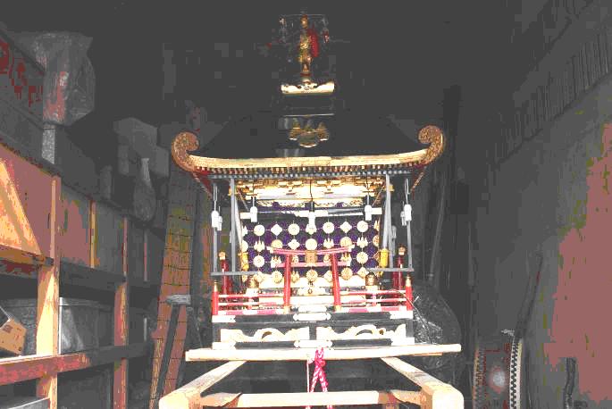 黒を基調とした本体に赤い小さな鳥居が特徴的な神輿(加茂町)の写真