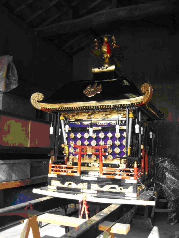 倉庫に保存されている神輿(加茂町)を右斜め前から撮影した写真