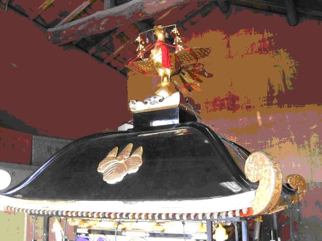 神輿の屋根の先端に取り付けられた豪華な金色の装飾を施された鳳凰の写真