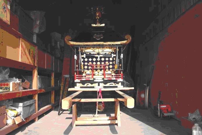 倉庫内に保存されている神輿(加茂町)を正面から撮影した写真