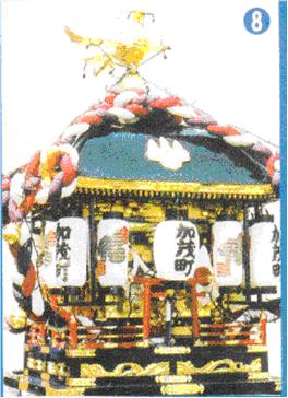 大きな紅白のしめ縄と「加茂町」と書かれた白い提灯が神輿全体を囲むように屋根部分に吊るされている神輿(加茂町)の写真
