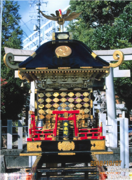 灰色の鳥居の前に春来町の神輿が写っている写真