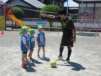 サッカーの練習をしている園児たちの写真