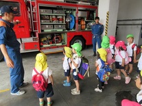 消防士の方とお話をしてる園児たちの写真