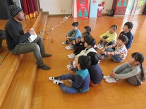 講師の方のお話を聞いている園児たちの写真