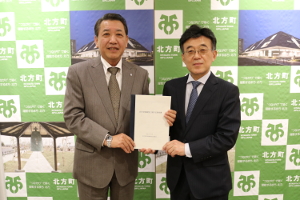 意見書を手にする町長と石川座長の写真