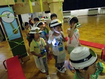 ヘルメットにライトを持って、探検に向かう園児たちの写真