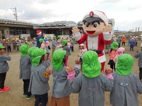 ガタローくんとフォークダンスをしている園児たちの写真
