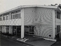 2階建てで白い外観の北方町広域働く婦人の家の写真