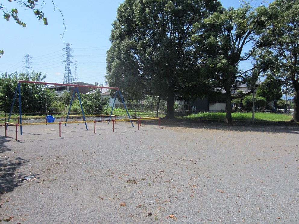 間長島公園に設置されたブランコの外観の写真