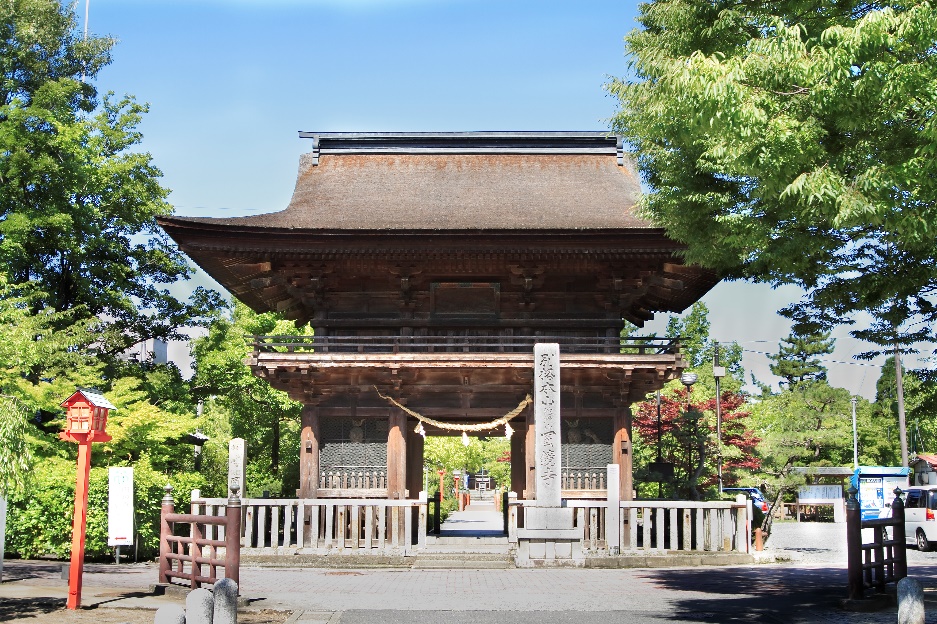 東側より撮影された、北方円鏡寺楼門の外観の写真