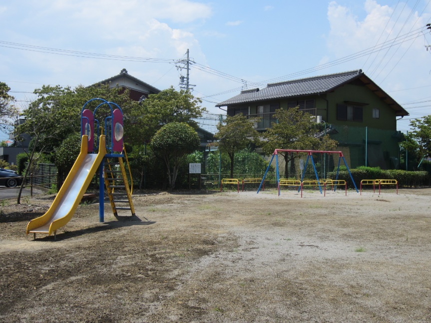 渕之上公園の滑り台とブランコの外観の写真
