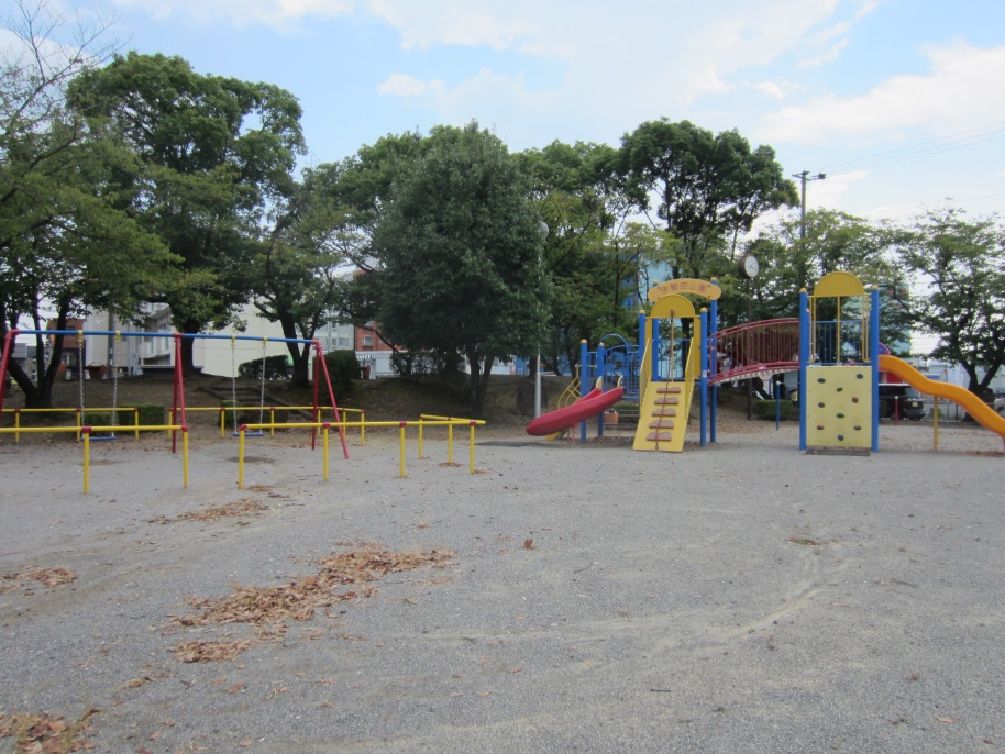 伊勢田公園のブランコとコンビネーション遊具の外観の写真