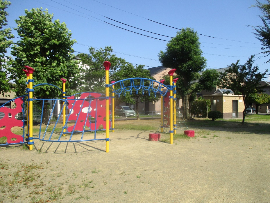 石仏公園のコンビネーション遊具と公衆トイレの外観の写真