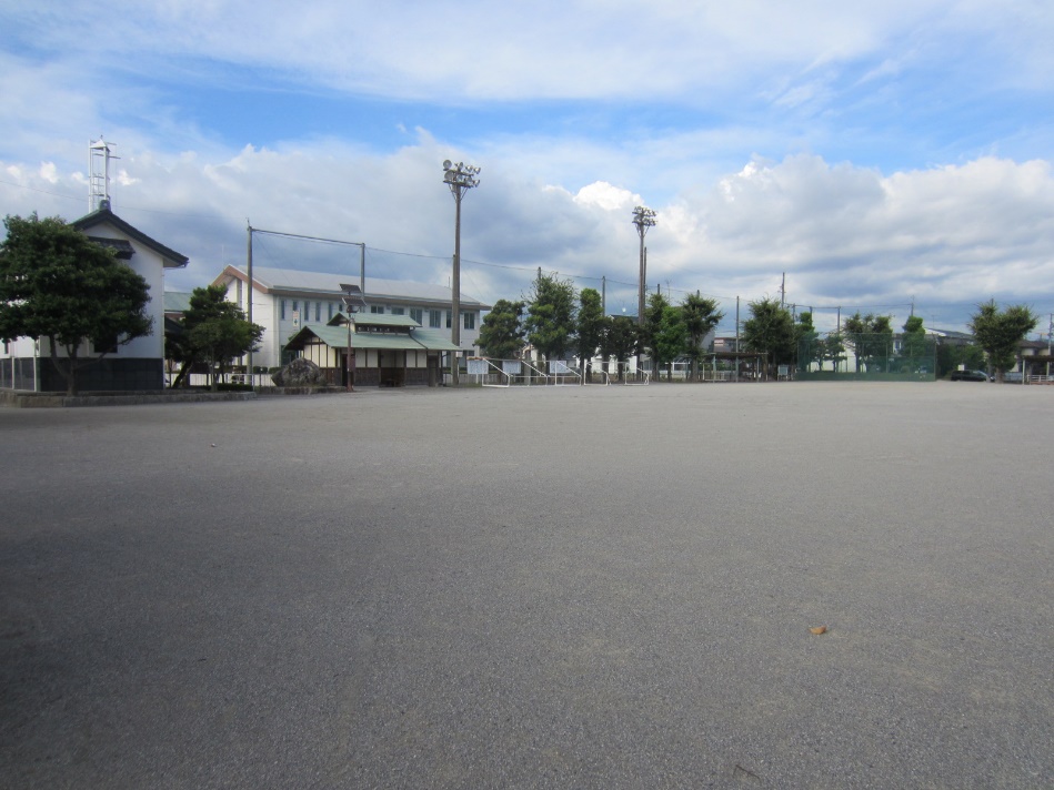 条里公園グラウンドの風景写真。写真中央左側に公衆トイレの建物が確認できる