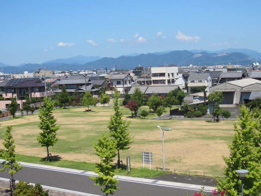 北方町役場側から撮影された、北方町防災公園のほぼ全景の写真