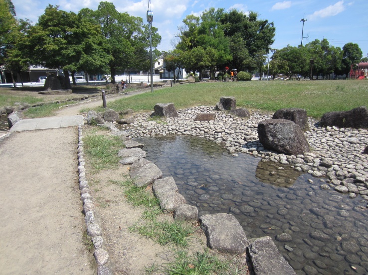 北方中央公園のせせらぎ水路の風景写真
