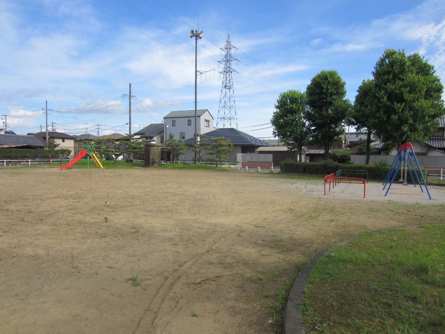 曲路公園の南側の風景写真。写真右側にブランコ、左側奥に滑り台が確認できる