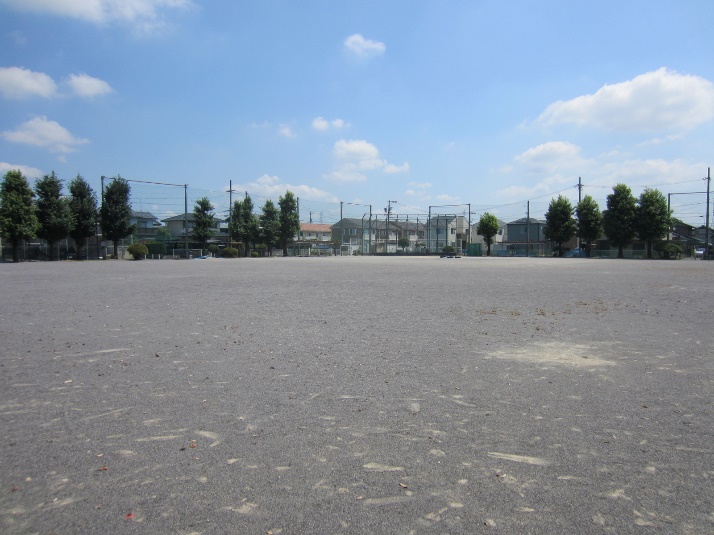センター側より撮影された、宮東公園のグラウンドの風景写真